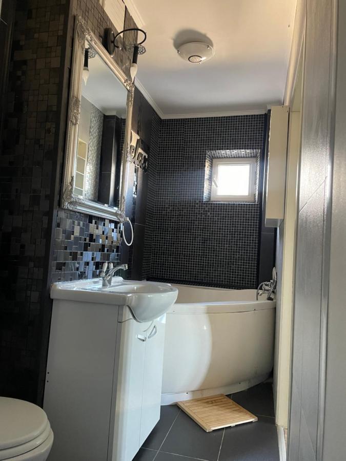 Ferienwohnung Apartament Cu 3 Dormitoare Jolie.M Galaţi Exterior foto